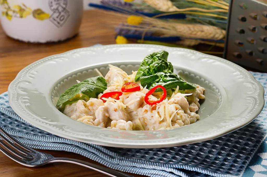 paste cu piept de pui si sos rosu